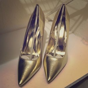 Metallic gold pumps 10