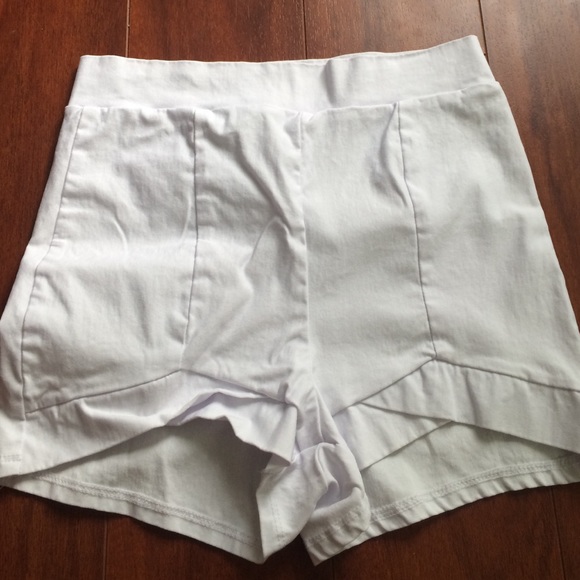 White designed high waisted shorts