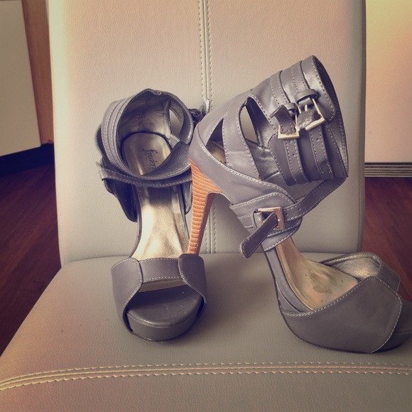 Grey pair of Fredrick's of Hollywood heels - Picture 1 of 2