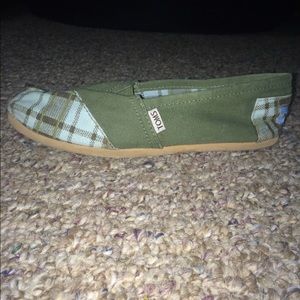 TOMS, classic canvas shoes