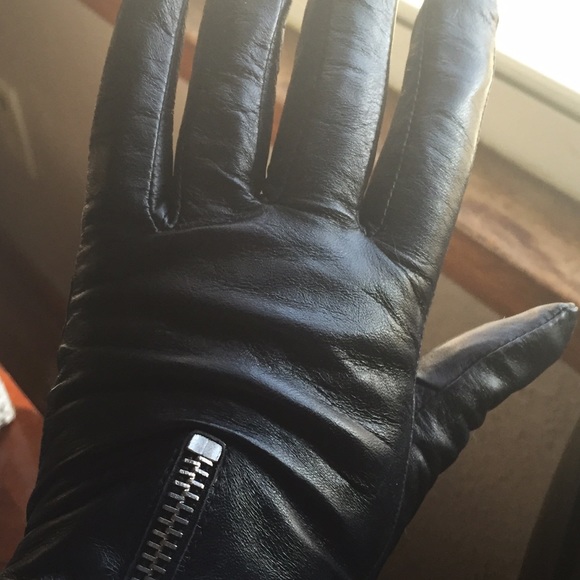 Extra pics of MK gloves - Picture 2 of 3