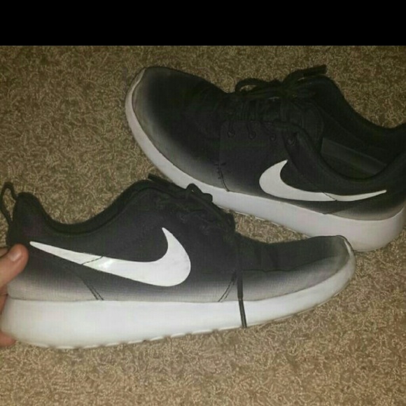 SOLD ***Ombre nike roshe runs