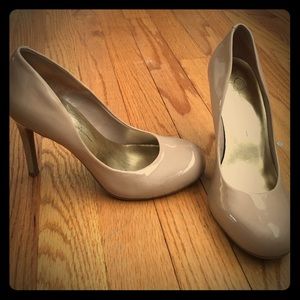 Jessica Simpson nude pumps!