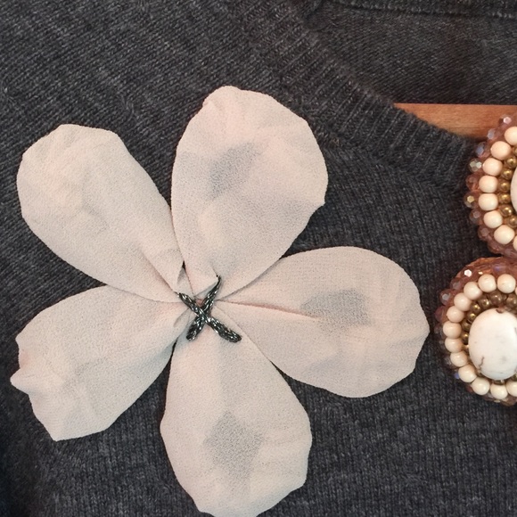 Gray sweater with flowers - Picture 3 of 4