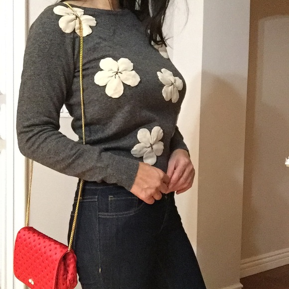 Gray sweater with flowers - Picture 2 of 4