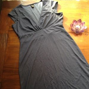 REI v-neck dress w/ pocket