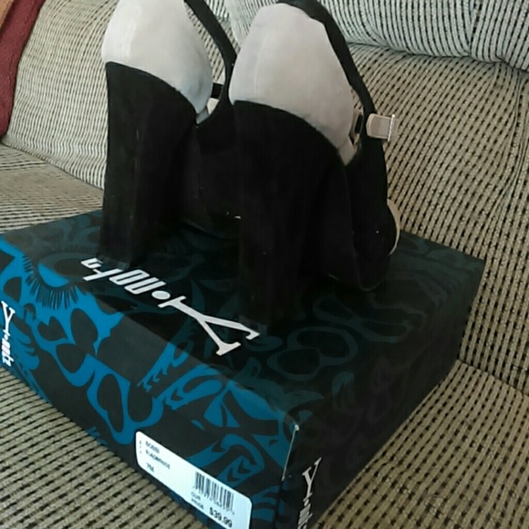 Heels - Picture 4 of 4