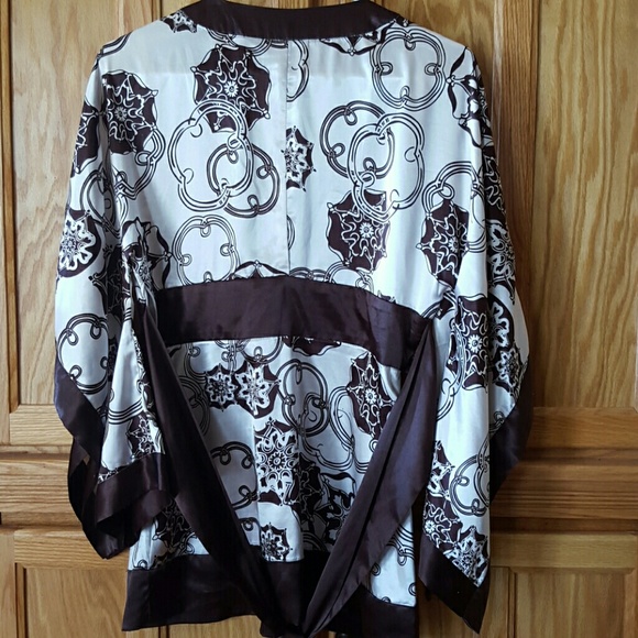 Stretch V-neck  blouse - Picture 3 of 3