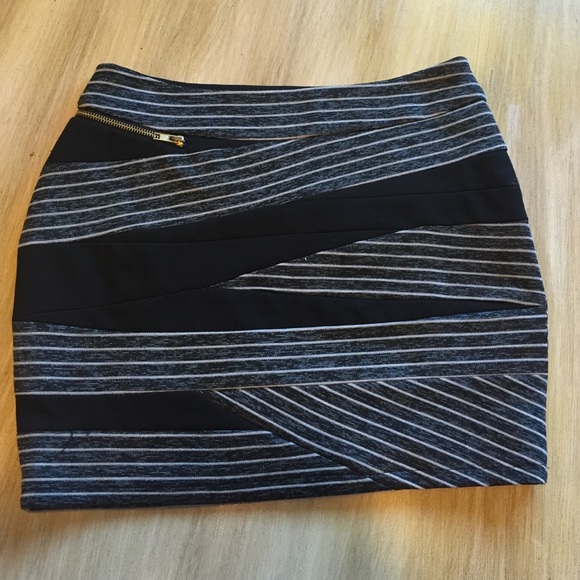 Bodycon skirt with zipper detail