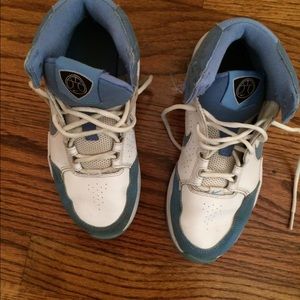 NIKE Boys youth size 4👟