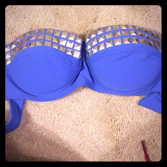 PUSH-UP Blue studded bikini top!