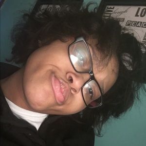 Meet your Posher, Dominique