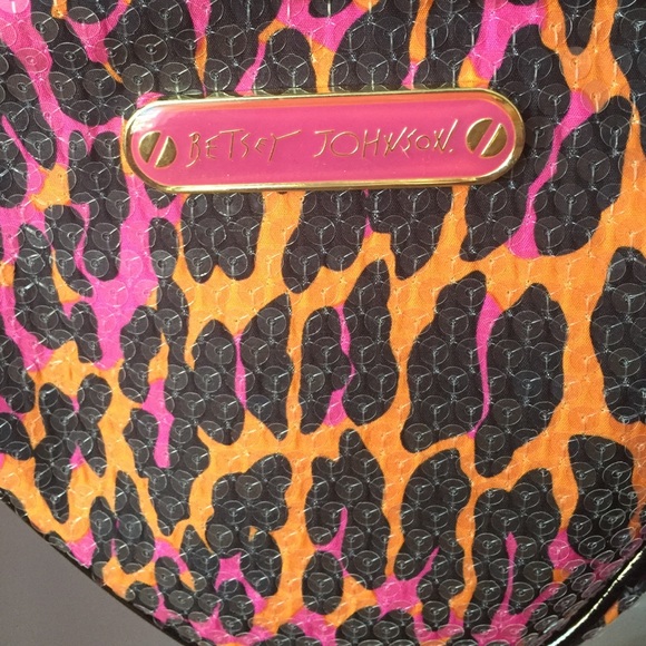 Betsey Johnson heart shaped crossbody - Picture 2 of 2