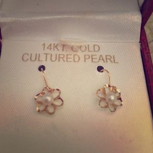 14KT gold earrings NWT never worn