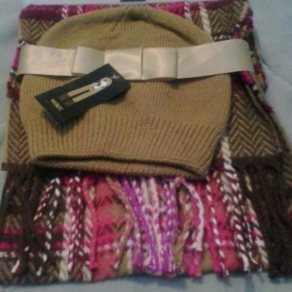 NWT hat & scarf set - Picture 2 of 3