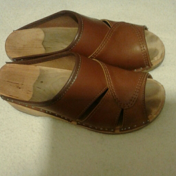 Brown leather sandal clogs