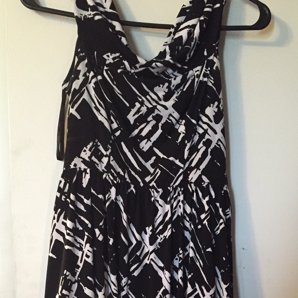 Black & White dress. Very comfortable and stretchy - Picture 1 of 4