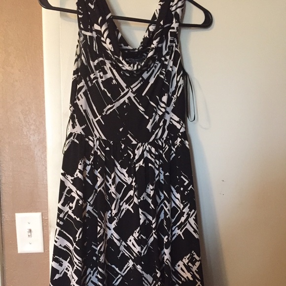 Black & White dress. Very comfortable and stretchy - Picture 3 of 4