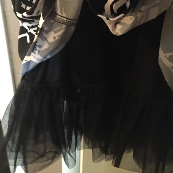 Black & White dress. Very comfortable and stretchy - Picture 4 of 4