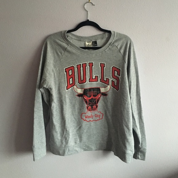 Forever 21 Tops - Grey Chicago Bulls Crewneck Forever21 Sweatshirt