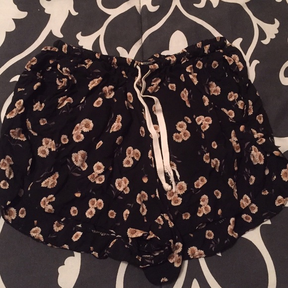 Brandy Melville Eve shorts
