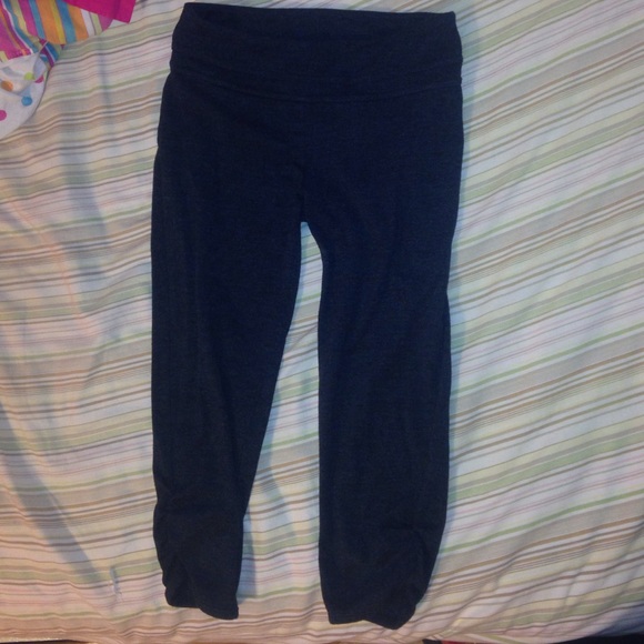 Dark gray leggings crop