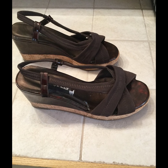 Brown sandals by Van Eli