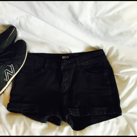 black BDG mid rise shorties!