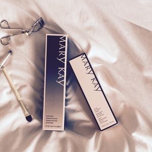 MARY KAY BRUSH CLEANER AND MAKE UP REMOVER