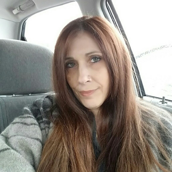 Meet your Posher, Laurie - Picture 2 of 2