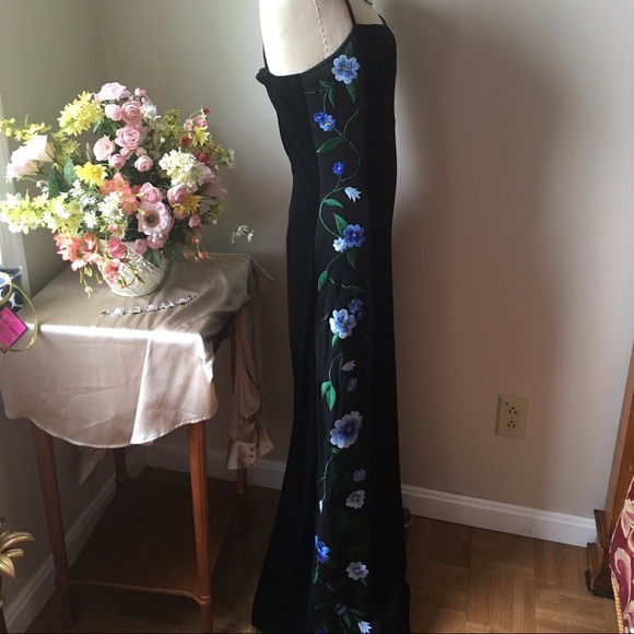 Cache Flower Side Embroidered Gown - Picture 2 of 4