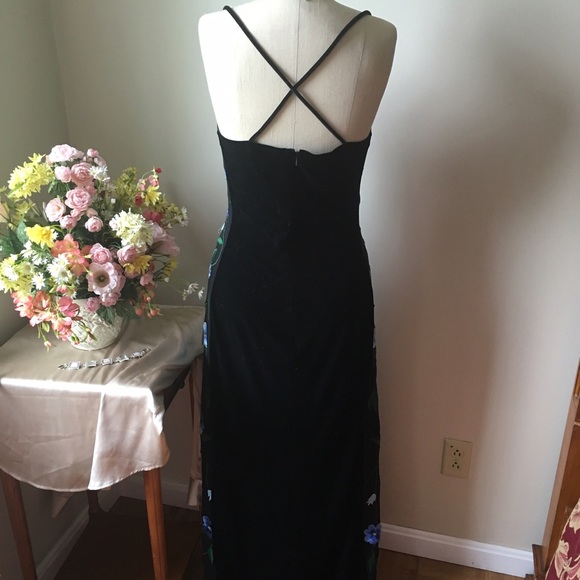 Cache Flower Side Embroidered Gown - Picture 3 of 4