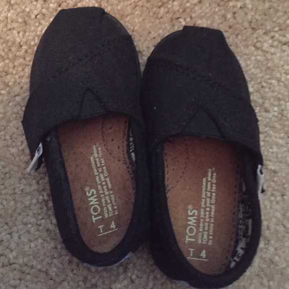 Kids Toms size 4