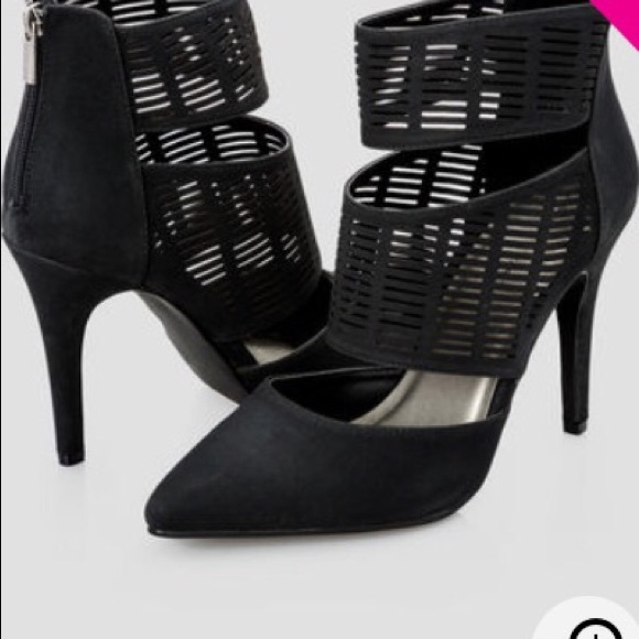 DOUBLE STRAP PUMP - WIDE WIDTH