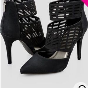 DOUBLE STRAP PUMP - WIDE WIDTH