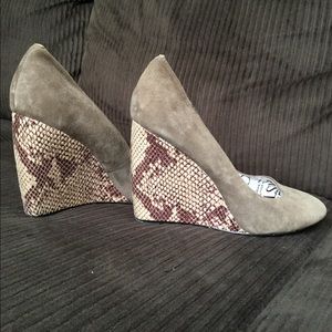 $LikeNew Faux Suede Heels