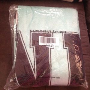 NWT VICTORIA'S Secret PINK blanket. PRICE IS FIRM