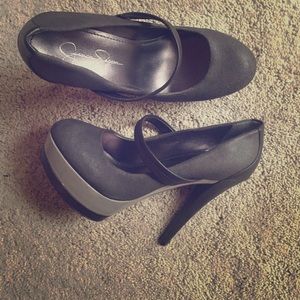 Jessica Simpson grey pumps