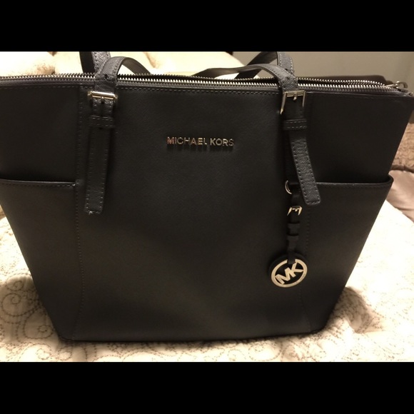New Michael kors purse ..