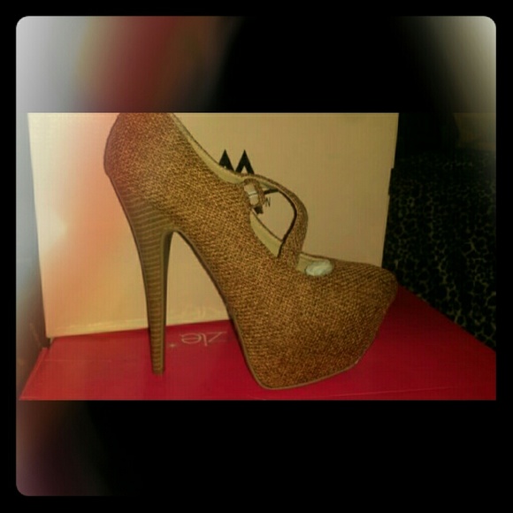 SOLD..........SOLD.........Madison tan/Brown heels