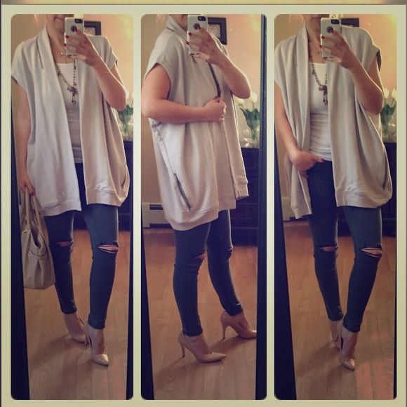 Sweaters - Adorable vest💕