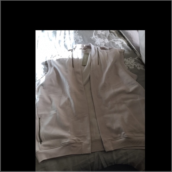 Adorable vest๐ - Picture 3 of 4