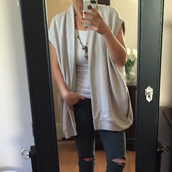 Adorable vest๐ - Picture 4 of 4
