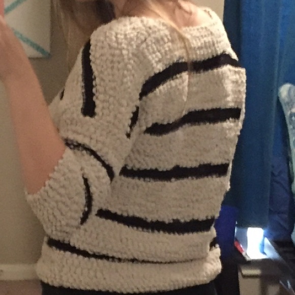 Cute sweater with a little pocket on the front - Picture 2 of 2