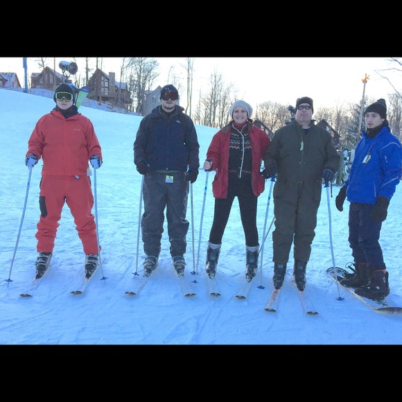 Hi! I'm Debi and welcome to my closet. - Picture 2 of 4