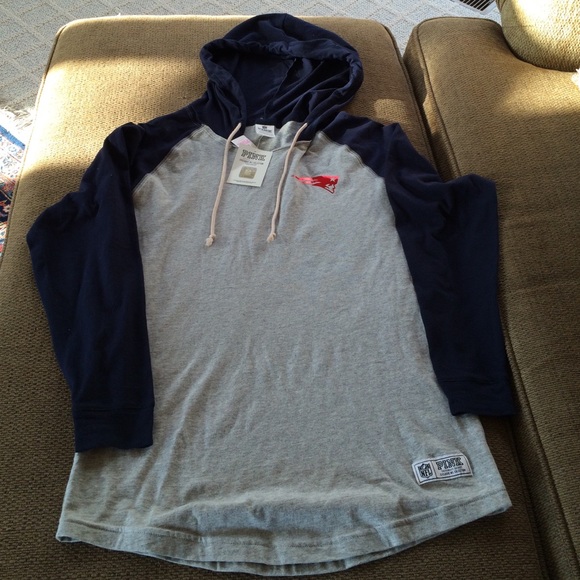 ❤️🏈LTD ED PINK NE PATRIOTS LONG SLEEVE SHIRT NWT - Picture 2 of 4