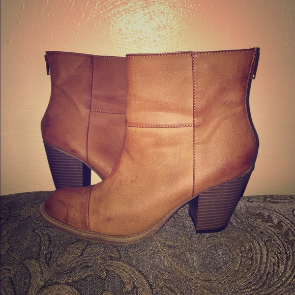 Low cut, heeled riding boot.