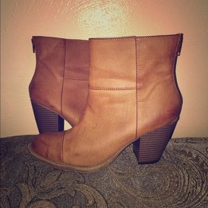 Low cut, heeled riding boot.