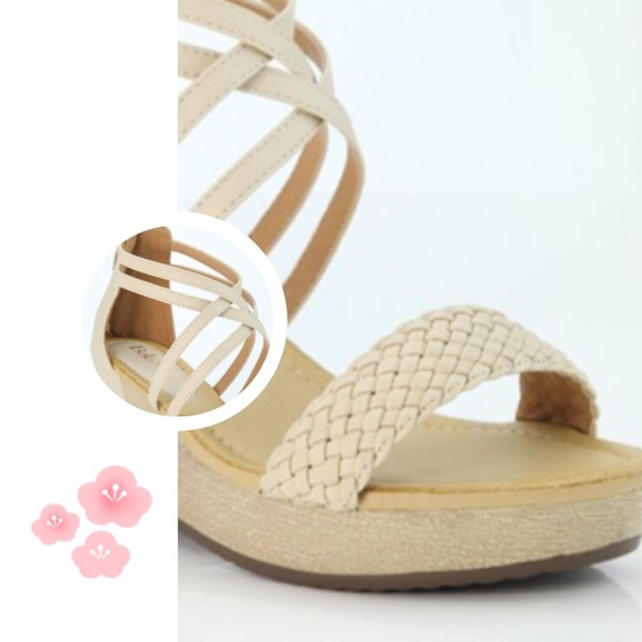 💥HP 5/22, 7/11💥PRETTY BEIGE WEDGE SANDALS - Picture 2 of 3