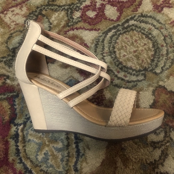 💥HP 5/22, 7/11💥PRETTY BEIGE WEDGE SANDALS - Picture 3 of 3